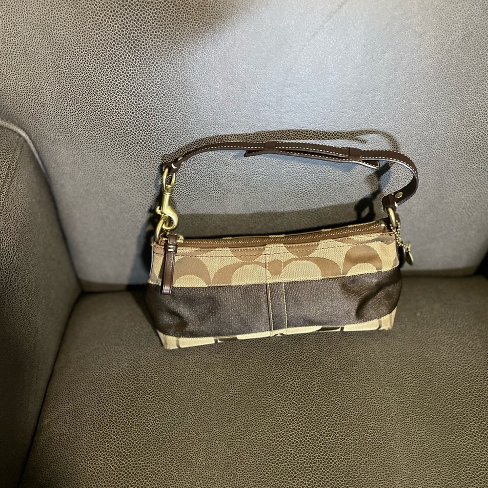 Coach Signature shoulder stripe